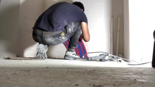 変態配管工が工事でラジエーターの配管作業中にムラムラしてしまう