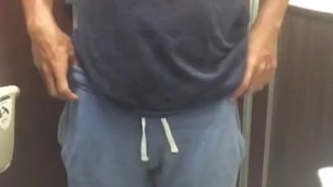 我慢できなくてトイレでおなにー