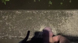 日本人学生の全裸巨根おしっこ無修正素人動画