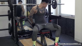 トレーニングとアナルオナニーを同時に行う日本の変態ゲイ男子