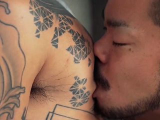 日本のタトゥーが入ったゲイ男性がお尻の穴をフィストとチンポで犯されて感じる