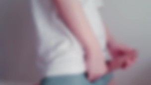 素人男の白くて細い体が声を漏らしてオナニーする