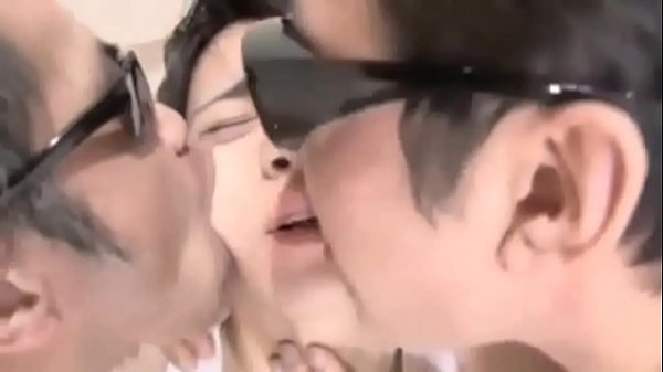 2人の変態から責められて感じちゃう日本のイケメンゲイ男子