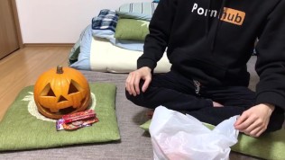 かぼちゃ相手に腰をふる日本の変わったゲイ男子