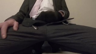 スーツ姿の日本人ゲイ男子がパンツに亀頭を当てながらシコシコオナニー
