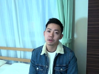 ペニスをなでる日本の男