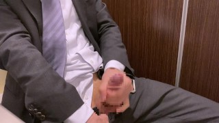 仕事中トイレでオナニーして大量射精しまう20代男性サラリーマン
