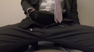 仕事終わりにスーツでオナニーする日本人男性