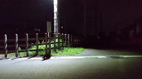 夜の街中で全裸になって野外露出を楽しむ日本のゲイ