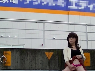 女装ゲイ男子が家電量販店の屋上駐車場でチンポ露出