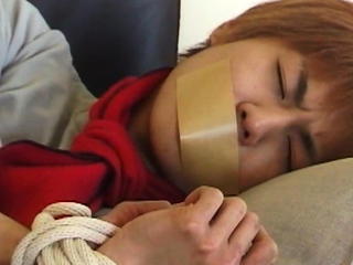 手首をしばられガムテで口を塞がれたノンケ男子が変態ゲイにもてあそばれる