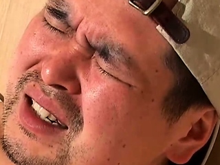 日本のぽっちゃりゲイ男子がおもちゃでお尻の穴を刺激しながらオナニーしてドピュる