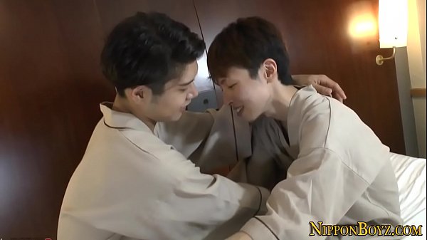日本人のイケメンがアナルを掘られる