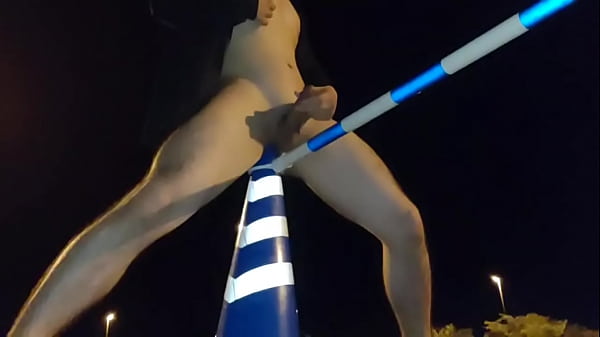 日本人の変態ゲイ男子は夜の街でハダカになってオナニーします。