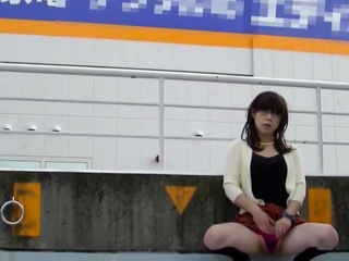 日本人ゲイ男子は女装して野外露出することが大好きです！捕まりますよ！