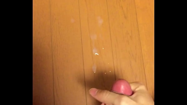 ザーメンを自宅の床にぶちまけるオナニー