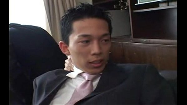 スーツ姿のイケメンを複数人で責める日本のゲイ集団