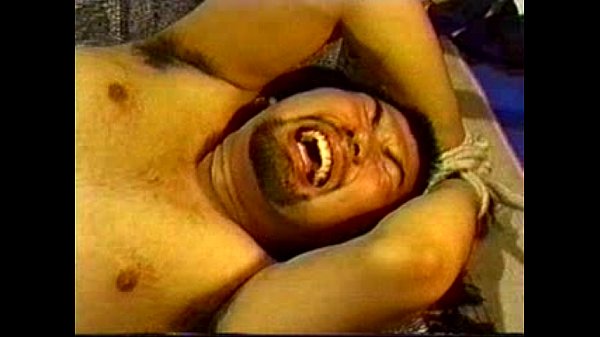 チンポとアナルを弄ばれる日本の大柄なゲイ男子