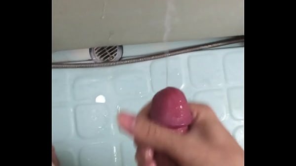 ピンク色にそまった亀頭からザーメンがドピュドピュっと出ます！