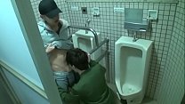 公衆トイレでおしっこしながらチンポ見つめる系ナンパ！個室に入ってアナルセックス