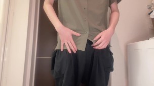 大人のおもちゃでペニスの先、いわゆる亀頭が気持ちいい