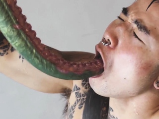 日本のハードゲイがディルドに跨りアナルを刺激