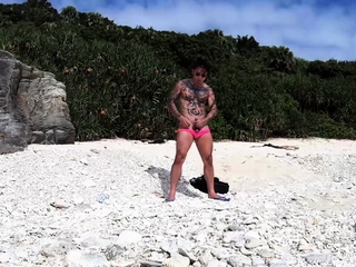 日本のハードゲイがビーチで全裸になってオナニー