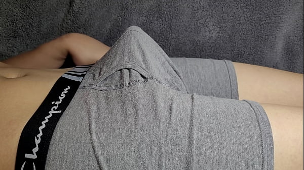 日本の少年が小さなチンポをシコって大きくする