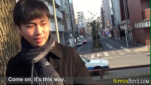 アナルを弄りながらオナニーで射精するゲイ