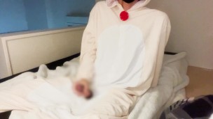 クマのきぐるみを着てペニス出したり布を被せたりしてオナニー