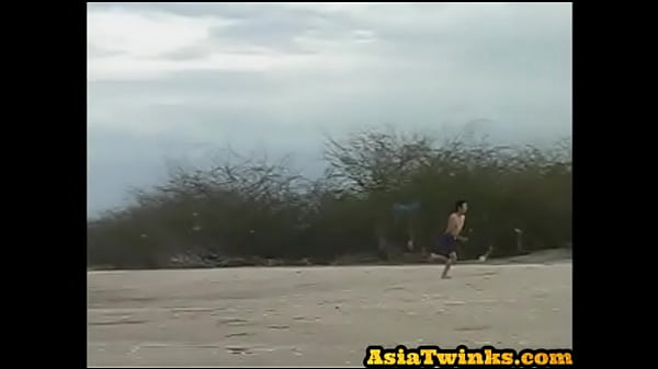 グループでしゃぶって手コキするスリムな日本人ゲイ