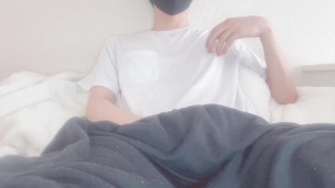 巨根男子の乳首弄りながら正面オナニー