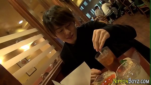 日本のイケメンが大股開きでカチカチチンポをセンズリ