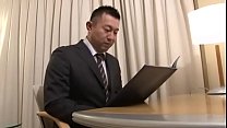 日本のリーマンがホテルの一室でいやらしく絡み合う