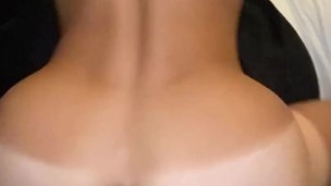 日本人がセクシーな日焼けラインの男とセックスして彼の中に発射する