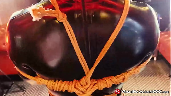 日本人ヨシカワサキが宙吊りでアナルフィストを受ける