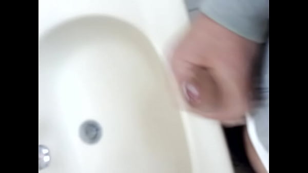 洗面台にむけてチンポをシコって射精する