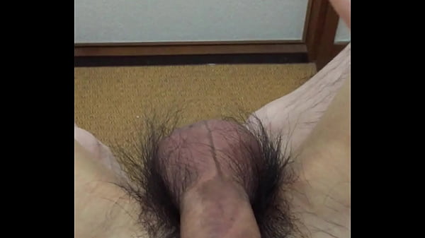 部屋の床にザーメンをぶちまける日本のゲイの困ったオナニー