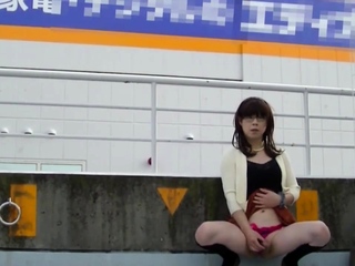 スカートを捲るとチンポがあらわになる女装ゲイが野外オナニー