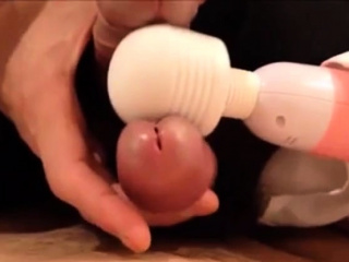 亀頭で電マを挟んで振動でイッちゃう！