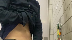 公衆トイレで日本の男子生徒オナニー！ザーメンを熱く射精