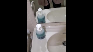 女装して店内トイレでセンズリオナニー