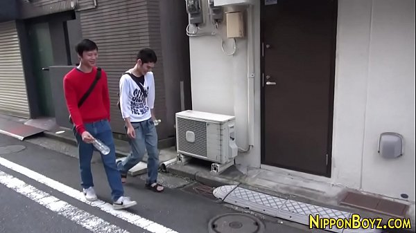 日本のティーンがチンポに跨る