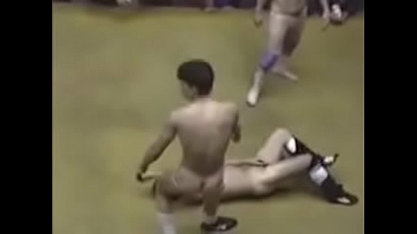日本のプロレスのクレイジーな試合でレスラーも審判も全裸に