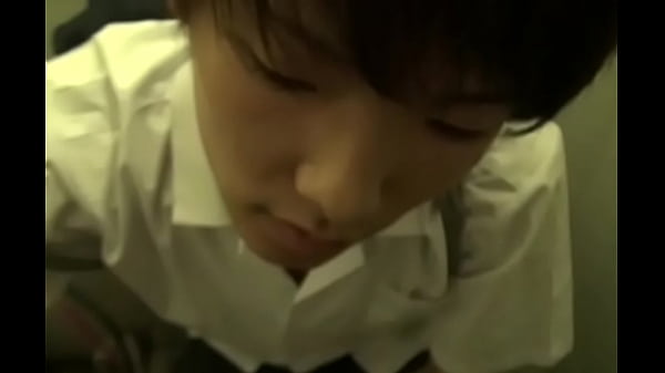 日本の少年が叔父にフェラと手コキをする