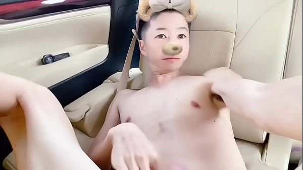 色白で痩せ型の体をじっくりとご覧ください。