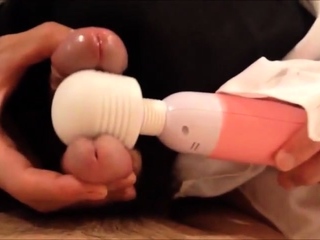 電マの振動部を亀頭で挟んで2人で同時に射精