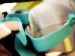 かわいい日本の十代の女装者がチンポに乗る