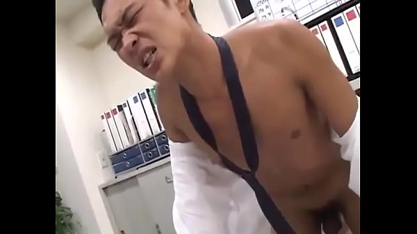 スーツを着た日本人男がオフィスでエッチされる