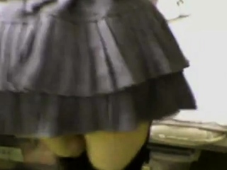 ティーン日本人女装家ストッキングとスカートジョー